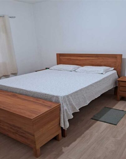 CAMA QUEEN CABECEIRA PAINEL PEROBA ROSA