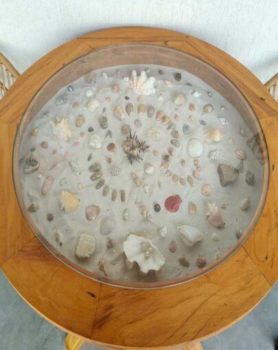 MESA VITRINE PEROBA ROSA MAQUINADA COM PÉS TORNEADOS